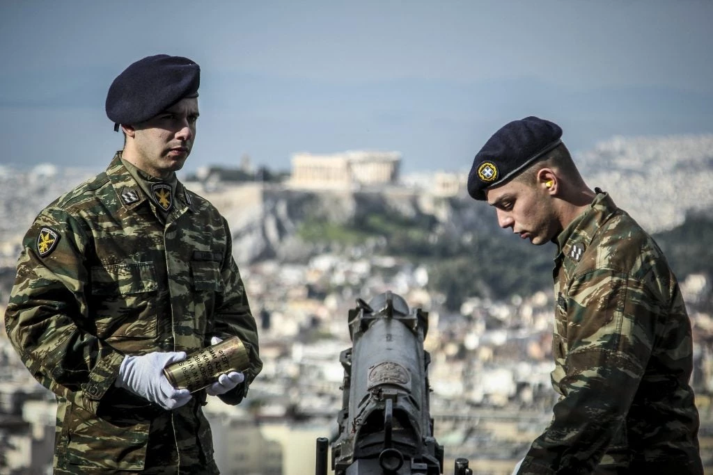 Εντυπωσιακές φωτογραφίες από τους κανιοβολισμούς στον Λυκαβηττό